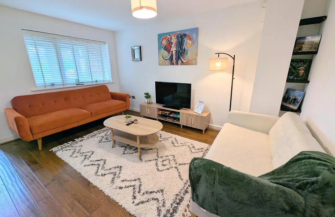The Eastern Hive - King Bed, 3X Parking, Coop Live & Etihad-1