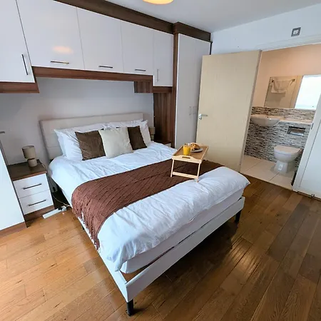 The Eastern Hive - King Bed, 3X Parking, Coop Live & Etihad-2
